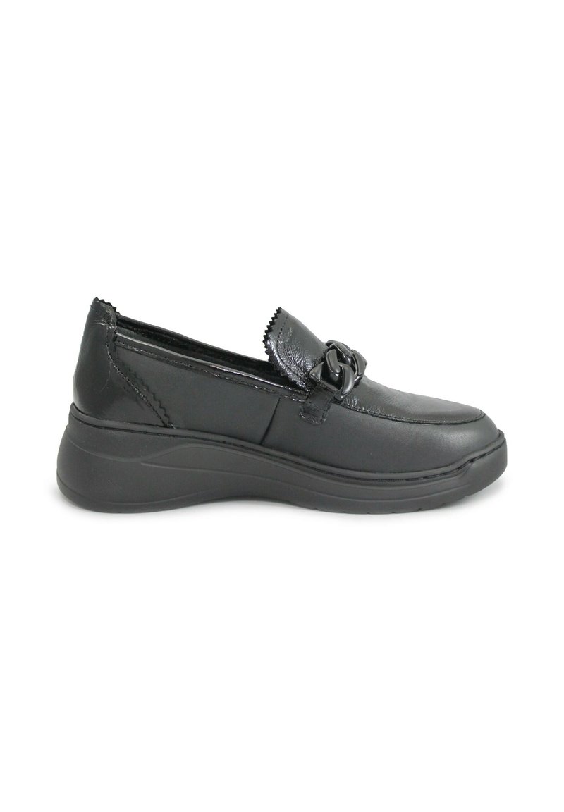 Scarpe slip-on nere in pelle con una texture liscia, cuciture rialzate, un accento decorativo a catena e una suola con bassa trazione.