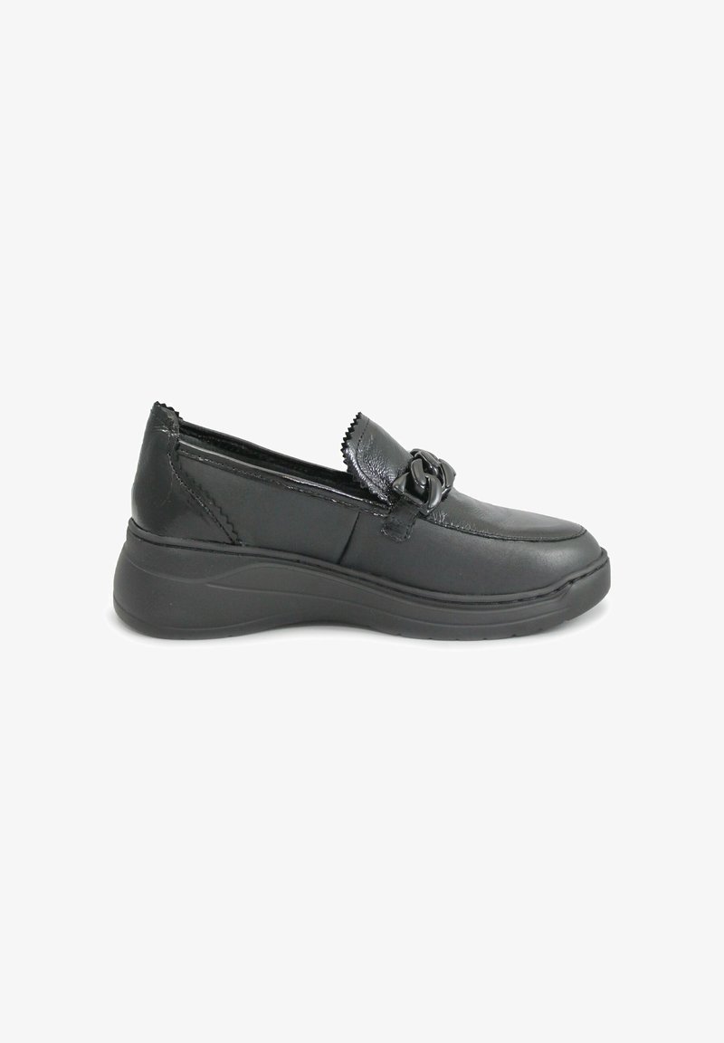 Scarpe slip-on nere in pelle con una texture liscia, cuciture rialzate, un accento decorativo a catena e una suola con bassa trazione.