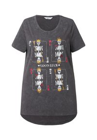 Camiseta gris de manga corta con cuello redondo, que presenta un diseño esquelético impreso y el texto "BUENA SUERTE" en colores vibrantes.