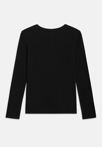 Must pikkade varrukatega ümmarguse kaelusega särk, mis on laotatud tasapinnale ja näitab tagakülge, millel on lihtne, sile tekstuur valgel taustal.