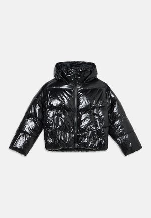 Doudoune noire brillante avec capuche, manches longues et fermeture éclair à l'avant, présentée sur un fond clair uni.