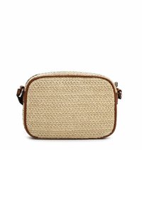 Bolso tejido beige de forma rectangular, con un material texturizado parecido al mimbre y acentos de cuero marrón. Cierre superior con cremallera y correa ajustable.