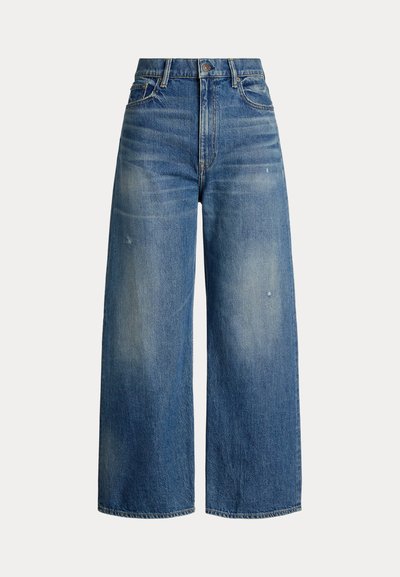 Lyseblå denim bukser med vid ben, høy midje, med knappelukking, beltehemper, og subtile falminger og slitasjedetaljer.