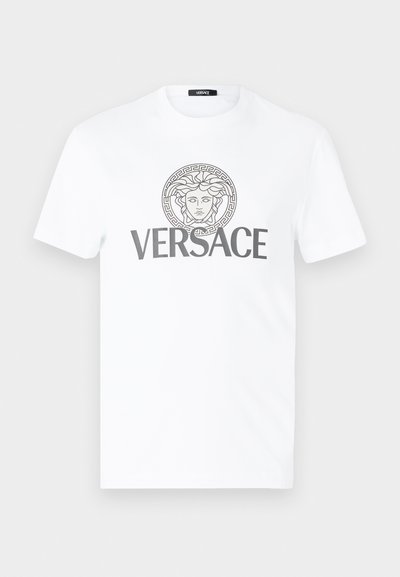 Balts kokvilnas T-krekls ar apaļu kaklu, kura dizainā ir pelēks Grieķu atslēgas motīvs un centrā izdrukāts Medūzas emblēma ar zemāk esošo tekstu "VERSACE".