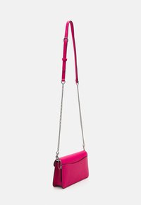 COACH COVERED CLOSURE TABBY CHAIN - Torba čez telo - dragonfruit