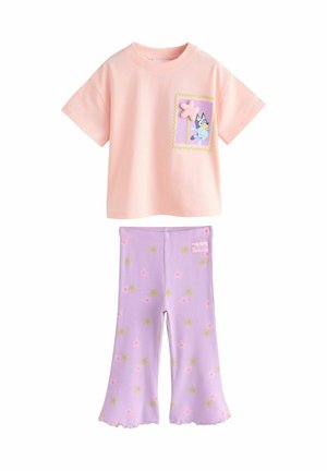 Oblečenie pre batoľa s ružovým tričkom s krátkym rukávom s kresleným psíkom a kvetinovou záplatou, doplnené o levanduľové rozšírené nohavice s malými kvetinovými vzormi.