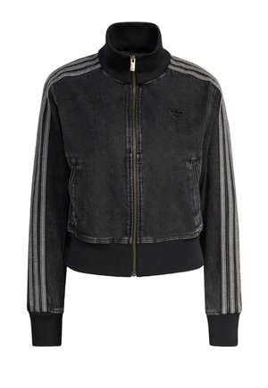 Giacca di denim nera con collo alto e cerniera frontale. Presenta dettagli a tre strisce bianche sulle maniche e polsini a costine.