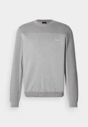 Grijze gebreide trui met lange mouwen, ronde hals, geribbelde manchetten en zoom. Heeft een subtiele textuurvariatie en het BOSS-logo op de borst.