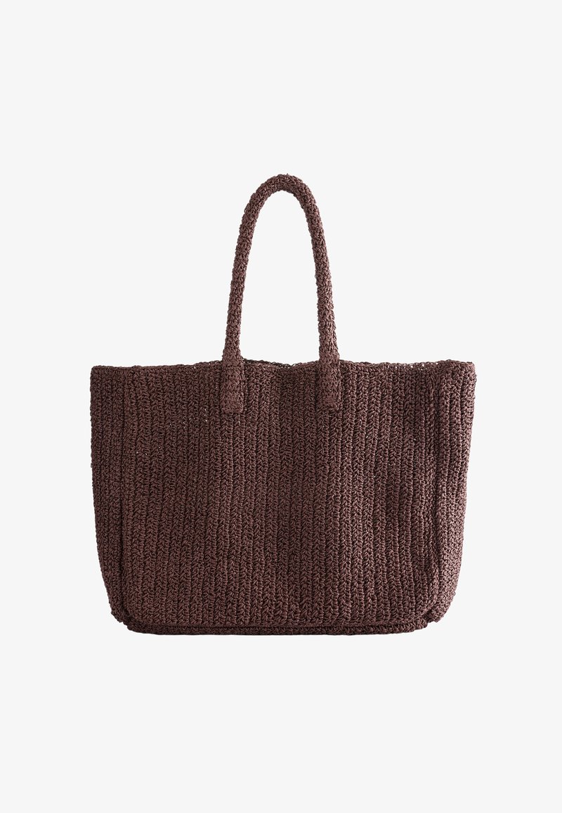 Sac fourre-tout tressé marron avec deux poignées, forme rectangulaire et motif tricoté texturé.