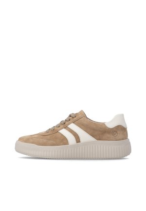 Baskets en suède beige avec bandes en cuir blanc, empiècement au talon blanc, lacets beiges et semelle épaisse côtelée, présentées de côté sur fond blanc.