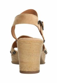 Beige suède sandaaltjes met bandjes en een kurkachtige hak, voorzien van zwarte hardwareaccenten en een textuur middenzool. Open rugontwerp.