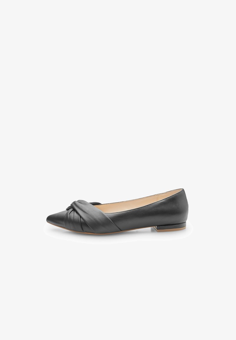 Ballerine en cuir noir avec un bout pointu et un design noué sur le dessus. Elle présente un petit talon et une texture lisse.