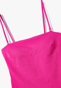 Getailleerde roze jurk met spaghettibanden, textuurstof en een rechte halslijn. Kenmerkt zich door een glad oppervlak met subtiele patroon details.