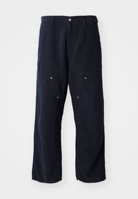 Tmavě modré kalhoty z látky s volným střihem, vybavené dvěma předními kapsami a kovovými knoflíky. Textura působí hladce s mírným leskem.