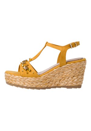 Gelbe Wildleder-Wedgesandalen mit einem T-Riemen-Design, dekorativen Perlen und einem geflochtenen Jute-Seilabsatz mit einer Gummisohle.
