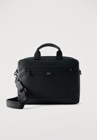 Μαύρη ορθογώνια τσάντα με χειρολαβές στην κορυφή, μπροστινή τσέπη με φερμουάρ, ρυθμιζόμενο ιμάντα ώμου και λογότυπο "BOSS" στον μπροστινό πίνακα.