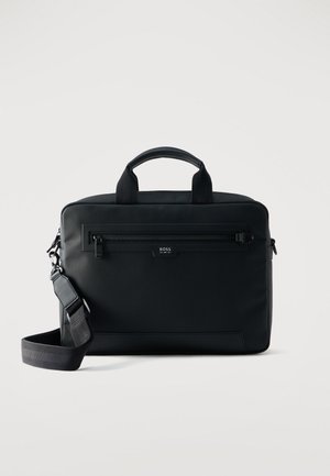 Schwarzer rechteckiger Aktenkoffer mit oberen Griffen, vorderer Reißverschlusstasche, verstellbarem Schultergurt und "BOSS"-Logo auf der Frontseite.
