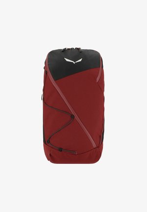 Mochila roja y negra con un diseño geométrico, fabricada en material de nailon, con cierre de cremallera en la parte superior, bolsillos laterales y correas ajustables.