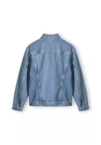 Jasnoniebieska dżinsowa kurtka o klasycznym designie, z kołnierzykiem w kształcie punktu, długimi rękawami i szwami z tyłu, zapinana na guziki u dołu.