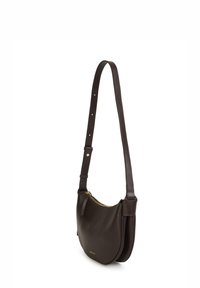 Borsa a spalla in pelle marrone con design curvo, zip dorata e tracolla regolabile. Presenta una texture liscia e un hardware minimale.