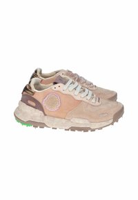 Sneakers in suede beige con dettagli multicolori, cuciture testurizzate e una suola chunky bianca con dettagli verdi e una patch ricamata rosa.