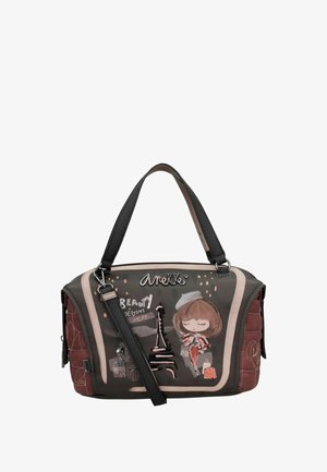 Sac à main marron foncé avec des accents roses, présentant une illustration de fille dessin animé, un motif de la Tour Eiffel et un logo métallique. Fabriqué en matériaux synthétiques.