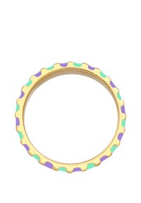 Guldring med en bølget kant, prydet med skiftende mintgrønne og lilla accenter langs den ydre ring. Cirkulær form med en glat overflade.