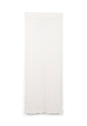 Arazzo bianco con texture e superficie increspata. I bordi sono leggermente irregolari, migliorando il suo aspetto organico. Adatto a vari stili di arredamento.