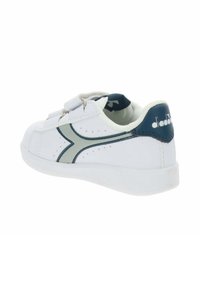Sneaker bianco con esterno in pelle liscia, dettagli grigio chiaro, una fascia in velcro, dettagli perforati e un controcanto blu navy.