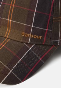 Pruunist ruudulisest puuvillapasst koos oranžide, punaste ja valgete triipudega. Sisu sisaldab broderitud "Barbour" logot ja õmblusteenust ääres.