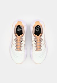 Weiße Laufschuhe mit helloranchen Akzenten, Mesh-Obermaterial, flachen Schnürsenkeln und einem gemusterten Sohlen. Entwickelt für Komfort und Leistung.