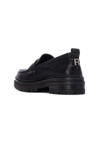 Zapatos negros de cuero sin cordones con suela gruesa, con punta redonda, costuras decorativas y un acento "R" en el talón. Acabado texturizado.