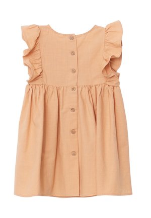 Brzoskwiniowa, bezrękawnikowa sukienka z falbankami na ramionach i sześcioma dopasowanymi guzikami z tyłu, z marszczoną talią.