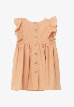 Perzikkleurige mouwloze jurk met gerimpelde schouders en een rij van zes bijpassende knopen aan de achterkant, met een geplooide taille.