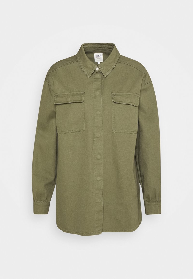 Chemise vert olive à manches longues avec boutons, deux poches poitrine à rabat et un col pointu.