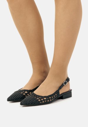 Chaussures slingback tressées noires avec un bout pointu, un petit talon carré et une bride réglable à la cheville. Présente des zones ouvertes dans le design tressé.