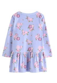 Długa sukienka z długim rękawem w jasnofioletowym kolorze, z marszczonym stanem i równomiernie rozmieszczonym na tkaninie różowym i fioletowym wzorem róż.