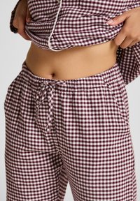 Sprawdzony zestaw odzieży domowej z bawełny w kolorze burgundowym i białym, z elastycznym pasem ze sznurkiem do regulacji oraz miękką teksturą.