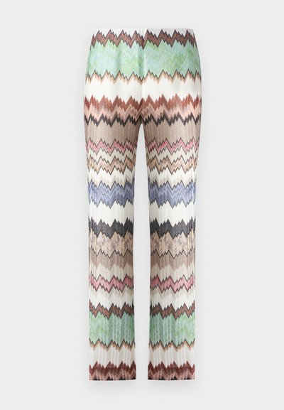 Πολύχρωμο πλεκτό παντελόνι με ζιγκ ζαγκ σχέδιο σε πράσινο, καφέ, ροζ, μπλε και μπεζ, απλωμένο σε επίπεδη επιφάνεια με απλό φόντο.