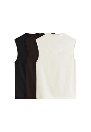 Tres tops sin mangas en negro, marrón oscuro y blanco roto, mostrados desde atrás, dispuestos uno al lado del otro sobre un fondo blanco.