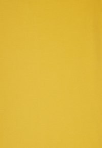 Tessuto giallo brillante con una trama liscia. La superficie è uniforme, mostrando un colore omogeneo senza motivi o dettagli visibili.