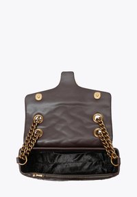 Brązowa skórzana torebka z złotymi elementami, wyposażona w łańcuszkowy pasek i wewnętrzną kieszeń na zamek z pikowanym wzorem. Projekt z klapką na górze.