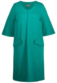 Vestido color aguamarina con escote en V, mangas cortas con detalles plisados y dos bolsillos frontales con solapas rectangulares planas. Fabricado con una tela suave.