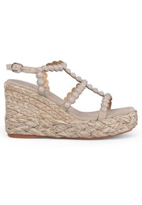 Beige wedge sandaal met gevlochten jute platform, decoratieve ronde kralen op de bandjes en een gesp sluiting voor een verstelbare pasvorm.