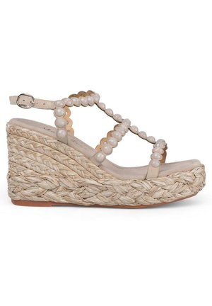 Sandale compensée en beige avec plateforme en jute tressé, perles rondes décoratives sur les brides, et fermeture à boucle pour un ajustement réglable.