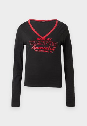 Chemise noire à manches longues avec un col en V, ornement rouge au col, et un texte imprimé en rouge affirmant "REPLAY CUSTOM Specialist Allentown, PA."