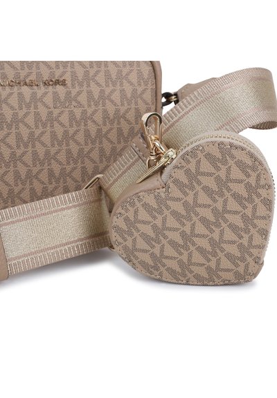 Μπεζ τσάντα ώμου με υφασμάτινη υφή, χρυσά μεταλλικά στοιχεία και αφαιρούμενη τσαντάκι σε σχήμα καρδιάς με μοτίβο λογότυπου. Περιλαμβάνεται ιμάντας με δυνατότητα ρύθμισης.