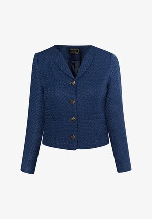 Navy zīda trenžkotā jaka ar apkakli, ar piecām zelta toņu pogām un divām priekšējām kabatām. Stratēģiski strukturēta tekstūra ar pielāgotu piegriezumu.