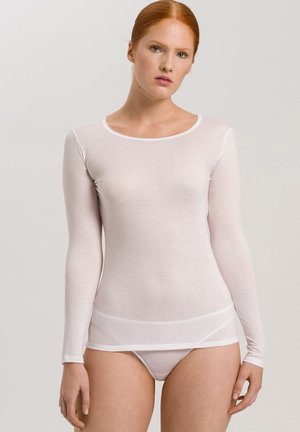 Lichtgewicht, langemouw shirt in lichtroze met een ronde hals. Kenmerkt zich door een gladde textuur en een aansluitend ontwerp, met een lichte laag boven de zoom.
