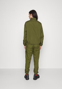Nike Sportswear SUIT BASIC SET - Fato de treino - rough green/light bone